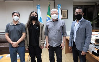 Aluno da rede municipal de educação de Niterói recebe medalha no concurso Canguru de Matemática