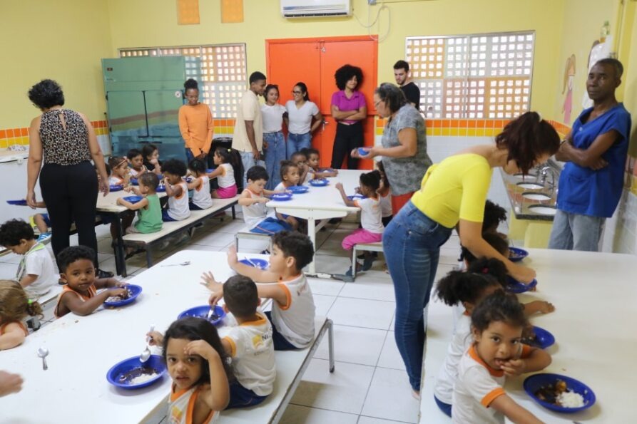 Alunos de Nutrição da UFF visitam a UMEI Antônio Vieira da Rocha