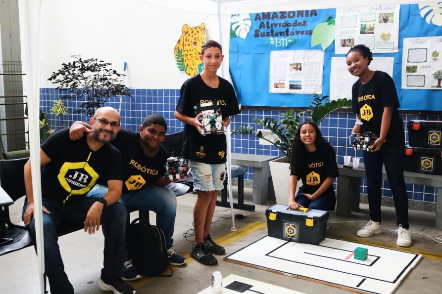 Equipes de robótica da E. M. João Brazil se apresentam em feira do Colégio Pedro II