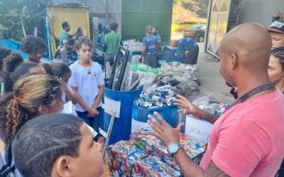 Alunos da Rede Municipal de Educação visitam galpão de reciclagem de resíduos