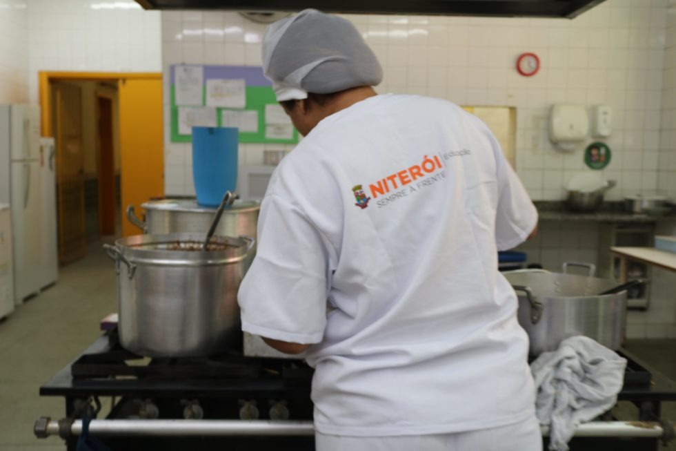 Educação abre novas inscrições para contratação temporária de merendeiros