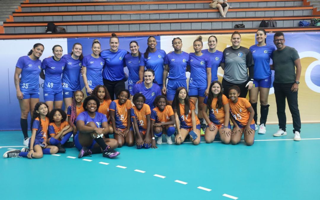 Estudantes da Rede Municipal de Niterói participam de treino da Seleção Brasileira de Handebol Feminino