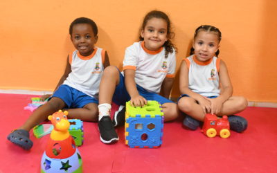 Niterói começa a distribuir uniformes e kits escolares na Rede Municipal
