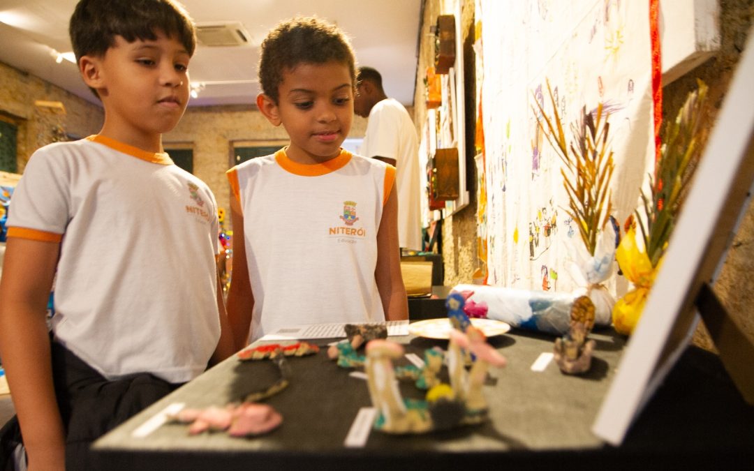 Estudantes da Rede Municipal de Niterói expondo como artistas