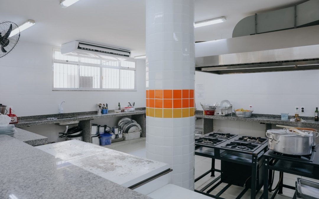 Niterói entrega reforma da Escola Municipal Paulo Freire com a primeira cozinha climatizada da rede